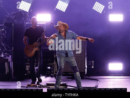 Country Music artista Jason Aldean compie durante il CMA Music Festival di Nashville su Giugno 11, 2015. Foto di John Sommers II/UPI Foto Stock