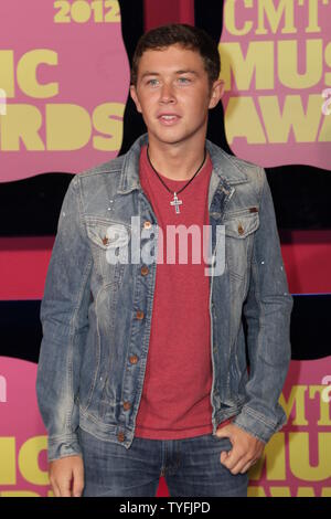 Scotty McCreery arriva sul tappeto rosso per il 2012 CMT Music Awards in Nashville il 6 giugno 2012. UPI/Terry Wyatt Foto Stock