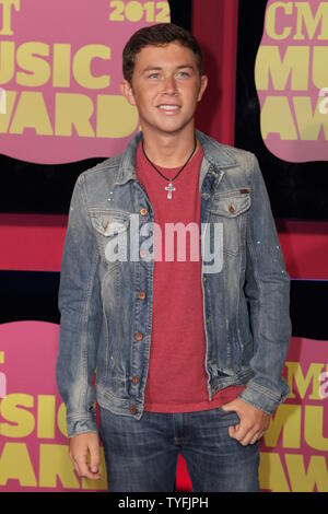 Scotty McCreery arriva sul tappeto rosso per il 2012 CMT Music Awards in Nashville su giugno 6,2012. UPI/Terry Wyatt Foto Stock