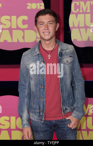 Scotty McCreery arriva sul tappeto rosso per il 2012 CMT Music Awards in Nashville su giugno 6,2012. UPI/Terry Wyatt Foto Stock