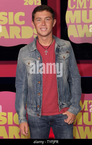 Scotty McCreery arriva sul tappeto rosso per il 2012 CMT Music Awards in Nashville su giugno 6,2012. UPI/Terry Wyatt Foto Stock