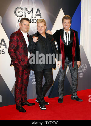 Artisti di musica country Gary LeVox, Joe Don Runney e Jay DeMarcus della band Rascal Flatts arriva sul tappeto rosso al 2015 CMA Awards a Nashville il 4 novembre 2015. Foto di John Sommers II/UPI Foto Stock