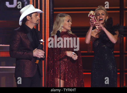 Faith Hill (R) unisce ospita Carrie Underwood e Brad Paisley sul palco durante il cinquantunesimo annuale di Country Music Association Awards il 8 novembre 2017 alla Bridgestone Arena di Nashville. Foto di John Sommers II/UPI Foto Stock