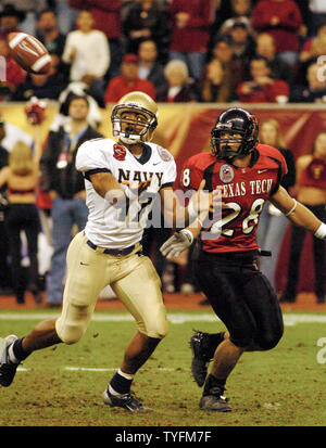 Navy wide receiver Amir Jenkins fantini per la posizione su un pass giocare contro Texas Tech sicurezza Aycock Ryan durante il EV1.Net Houston Bowl al Reliant Stadium di Houston, Texas. Le aspiranti guardiamarina dell'U.S. Naval Academy ha perso per la Red Raiders, 38-14, lasciando la marina con un 8-5 record sull'anno. Navy si vantava il top rushing reato nella divisione 1-A, mentre Tech aveva il leader nationÕs passando reato. (UPI foto/STATI UNITI Navy photo/ Mark J. Rebilas) Foto Stock