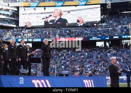 East Rutherford, N.J. (6 novembre 2016) la cantante soprano Petty Officer 1. Classe Sarah Tietsort canta "God Bless America" durante un Halftime spettacolo da parte del governo degli STATI UNITI La banda della marina militare a livello nazionale partita di calcio tra New York Giants e Philadelphia Eagles. I membri dell'U.S. La banda della marina Sea Chanters chorus incrociatori e ensemble di musica contemporanea eseguita sul campo a MetLife Staduim durante un tempo di emisaturazione mostrano il supporto di NFL's 'Salute per servizio' gioco tra New York Giants e Philadelphia Eagles. Foto Stock