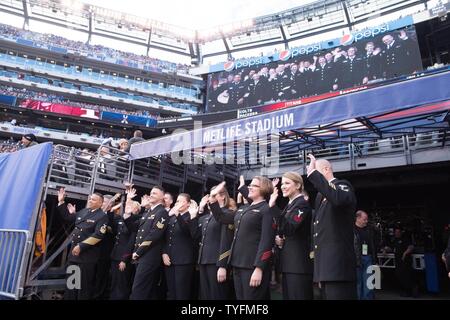 East Rutherford, N.J. (6 novembre 2016) i membri dell'U.S. Marina onda di banda al croud a Met Life staduim appena prima di prendere il palcoscenico per un Halftime spettacolo durante una Lega Nazionale di Football Americano gioco tra New York Giants e Philadelphia Eagles. Il gruppo ha eseguito sul campo a MetLife Staduim durante un tempo di emisaturazione mostrano il supporto di NFL's 'Salute per servizio' gioco tra New York Giants e Philadelphia Eagles. Foto Stock