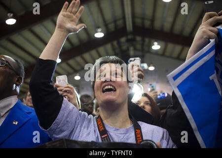 Un sostenitore del candidato democratico alla presidenza, Bernie Sanders, cheers come Sanders arriva a parlare a uscire la votazione al rally di Franklin Pierce University in Rindge, New Hampshire il 6 febbraio 2016. New Hampshire mette in attesa la prima nella nazione principale su 9 Febbraio. Foto di Matteo Healey/UPI Foto Stock