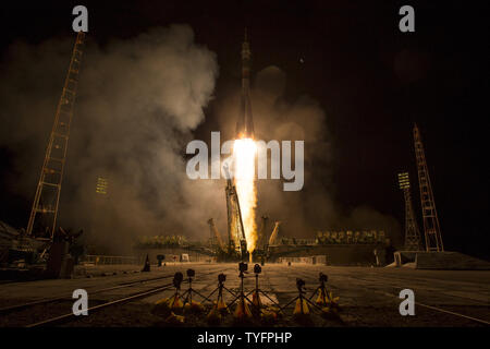 Il Soyuz MS-06 lanci spaziali dal cosmodromo di Baikonur con spedizione 50 equipaggi Joe Acaba della NASA, Alexander Misurkin di Roscosmos e Mark Vande Hei della NASA dal cosmodromo di Baikonur in Kazakistan, Settembre 13, 2017, (tempo kazaka) (sett. 12, il tempo DEGLI STATI UNITI). Acaba, Misurkin e Vande Hei trascorreranno circa cinque mesi e mezzo sulla Stazione spaziale internazionale. Foto di NASA/Bill Ingalls/UPI Foto Stock