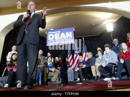 Candidato presidenziale democratico Gov. Howard Dean (D-VT) si rivolge a un gruppo di sostenitori, durante la campagna elettorale per il Presidente degli Stati Uniti, con solo tre giorni finché il New Hampshire primarie, sabato 24 gennaio, 2004, New Castle, NH. (UPI foto / Steven E. Frischling ) Foto Stock