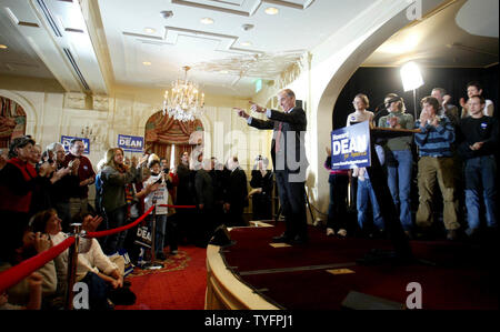 Candidato presidenziale democratico Gov. Howard Dean (D-VT) saluta un gruppo di sostenitori, durante la campagna elettorale per il Presidente degli Stati Uniti, con solo tre giorni finché il New Hampshire primarie, sabato 24 gennaio, 2004, New Castle, NH. (UPI foto/Steven E. Frischling ) Foto Stock