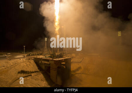 Il Soyuz MS-06 lanci spaziali dal cosmodromo di Baikonur con spedizione 50 equipaggi Joe Acaba della NASA, Alexander Misurkin di Roscosmos e Mark Vande Hei della NASA dal cosmodromo di Baikonur in Kazakistan, Settembre 13, 2017, (tempo kazaka) (sett. 12, il tempo DEGLI STATI UNITI). Acaba, Misurkin e Vande Hei trascorreranno circa cinque mesi e mezzo sulla Stazione spaziale internazionale. Foto di NASA/Bill Ingalls/UPI Foto Stock