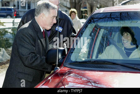 Candidato presidenziale democratico Gov. Howard Dean (D-VT) smette di parlare con un automobilista, mentre la campagna porta a porta per avere il suo messaggio e il supporto di rally, con solo tre giorni finché il New Hampshire primarie, Sabato, 24 gennaio 2004, Dover, NH. (UPI foto/Steven E. Frischling ) Foto Stock