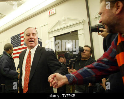 Candidato presidenziale democratico Gov. Howard Dean saluta un sostenitore come egli entra a incontrare il candidato prima colazione presso il Crown Plaza Hotel, con solo un giorno fino a quando il New Hampshire primarie, Domenica, 25 gennaio 2004, la Nashua, NH. (UPI foto/Steven E. Frischling) Foto Stock