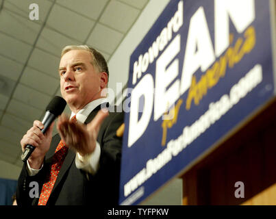 Candidato presidenziale democratico Gov. Howard Dean (D-VT) si rivolge a un gruppo di sostenitori presso il Municipio Ralley, presso l'Università del New Hampshire, con solo un giorno fino a quando il New Hampshire primarie, Domenica, 25 gennaio 2004, Durham, N.H. , Stati Uniti (UPI foto / Steven E. Frischling) Foto Stock