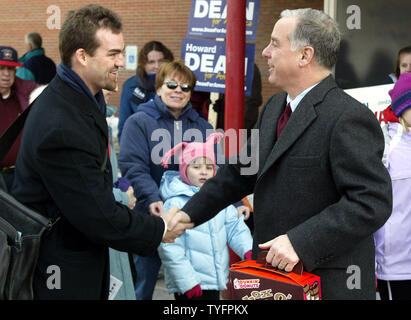 Candidato presidenziale democratico Gov. Howard Dean saluta gli elettori a Jewett Street scuola, mentre facendo il last minute di campagna elettorale, la mattina del New Hampshire primarie, Martedì, 27 gennaio 2004 a Manchester, New Hampshire. (UPI foto/Steven E. Frischling) Foto Stock