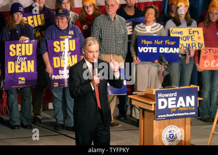 Candidato presidenziale democratico Gov. Howard Dean (D-VT) si rivolge a un gruppo di sostenitori presso il Municipio Ralley, presso l'Università del New Hampshire, con solo un giorno fino a quando il New Hampshire primarie, Domenica, 25 gennaio 2004, Durham, N.H. , Stati Uniti (UPI foto / Steven E. Frischling) Foto Stock