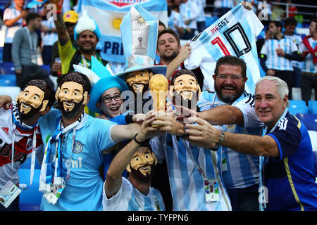 Argentina fan a sostenere la loro squadra durante il 2018 della Coppa del Mondo FIFA Gruppo D corrispondono a Nizhny Novgorod Stadium di Nizhny Novgorod, Russia il 21 giugno 2018. Foto di Chris Brunskill/UPI Foto Stock
