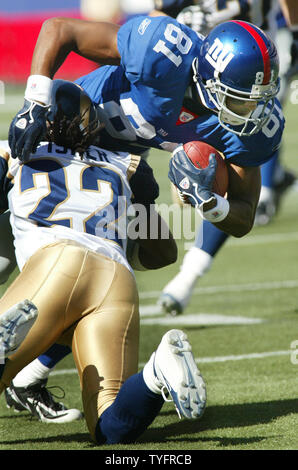 New York Giants' Armani Toomer (81) è interrotta da San Louis Rams' Travis Fisher (22) durante il primo trimestre di giocare al Meadowlands Stadium di East Rutherford, NJ il 2 ottobre 2005. (UPI foto/Monika Graff) Foto Stock