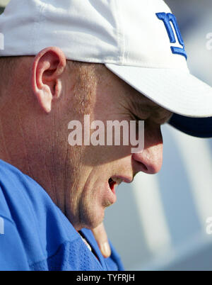 New York Giants Jeff Feagles reagisce da margini nella prima metà. La Minnesota Vikings sconfitto il New York Giants 24-21 nella settimana 10 al Giants Stadium di East Rutherford nel New Jersey il 13 novembre 2005. (UPI foto/John Angelillo) Foto Stock