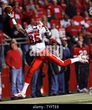 Louisville wide receiver Harry Douglass raggiunge per il pallone in endzone durante il primo trimestre alla Rutgers Stadium in Oriente Piscataway, New Jersey il 9 novembre 2006. Il imbattuto Rutgers Scarlet Knights ospitano imbattuto Louisville Cardinali in un Grande Oriente showdown. (UPI foto/John Angelillo) Foto Stock