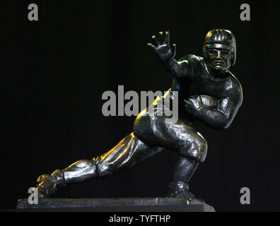 Il Trofeo Heisman siede sul palco del Hard Rock Cafe a New York City il 9 dicembre 2006. Ohio è stato Troy Smith, la cattedrale di Notre Dame di Brady Quinn sono stati selezionati come finalisti per il 2006 Trofeo Heisman lungo con Arkansas running back Darren McFadden. (UPI foto/John Angelillo) Foto Stock