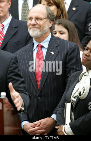 New Jersey governatore Jon Corzine ascolta come candidato presidenziale Sen. Hillary Rodham Clinton (D-NY) parla di una folla di persone raccolte per sentire l'annuncio che Gov. Corzine ha avallato il senatore Clinton per presidente dalle fasi di City Hall di Elizabeth, in New Jersey il 2 aprile 2007. Clinton ha appena stabilito un record di raccolta fondi per il primo trimestre della campagna di $26 milioni. (UPI foto/Monika Graff) Foto Stock