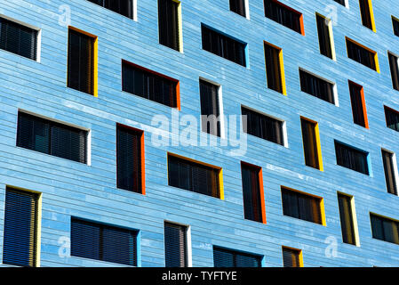 Modello di windows su una parete blu Foto Stock