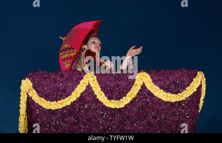 Una donna a cavallo su un galleggiante realizzato di fiori i gesti per la folla durante il fiore annuale parata in Haarlem, Paesi Bassi il 26 aprile 2008. La processione, composto da 20 grandi galleggianti e più di trenta decorate auto di lusso, ha viaggiato un 25-Mile partenza percorso di Noordwijk e terminando in Haarlem. (UPI Photo/ David Silpa) Foto Stock