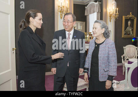 Segretario Generale delle Nazioni Unite Ban Ki-moon (centro) e sua moglie, presto Yoo-taek (a destra), si incontrano con Angelina Jolie Pitt, Inviato Speciale per l'Alto Commissario delle Nazioni Unite dei rifugiati (ACNUR), all'Aia, Paesi Bassi, il 20 aprile 2016. Foto DELLE NAZIONI UNITE da Rick Bajornas/UPI Foto Stock