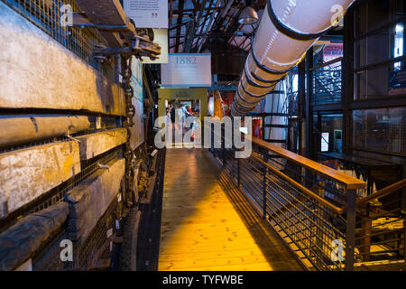 La SS grande Britains verniciato bianco cortile principale ( che sarebbe stato espulso dal montante principale della nave ) all'interno del Dockyard Museum a Brunel SS Gran Bretagna in Bristol. Regno Unito. (109) Foto Stock