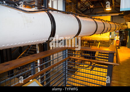 La SS grande Britains verniciato bianco cortile principale ( che sarebbe stato espulso dal montante principale della nave ) all'interno del Dockyard Museum a Brunel SS Gran Bretagna in Bristol. Regno Unito. (109) Foto Stock