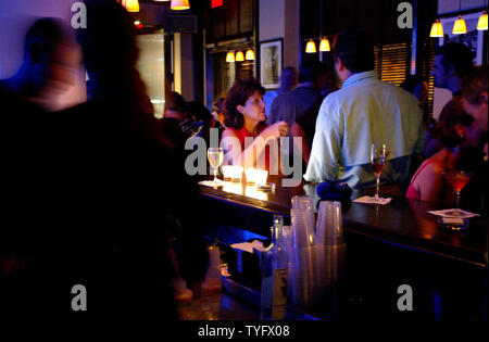 Patroni drink nel blu di whiskey, il primo grande bar e lounge per riaprire dall'uragano Katrina a New Orleans il 7 settembre 15, 2005. New Orleans sindaco Ray Nagin ha annunciato oggi i residenti del quartiere francese, il quartiere centrale degli affari e l'uptown e Algeri quartieri saranno ammessi in sabato, per la prima volta da quando l'uragano Katrina ha colpito la costa del Golfo del Messico. (UPI Photo/ Ken James) Foto Stock