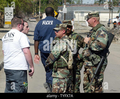Membri della Guardia Nazionale e New Orleans la polizia di guardia a strada a bassa 9. Ward quartiere di New Orleans dal 18 ottobre 2005, dove le inondazioni dall uragano Katrina distrutte migliaia di case. Sette settimane dopo la tempesta, i corpi si trovano tuttora e il pubblico non è ammesso nella zona devastata. (UPI Photo/ A.J. Sisco) Foto Stock