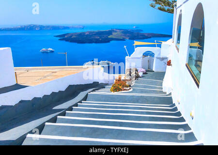 Santorini, Grecia case bianche architettura, Alberghi con caldera blue sea view e i fiori sbocciano i fiori nella famosa isola Foto Stock