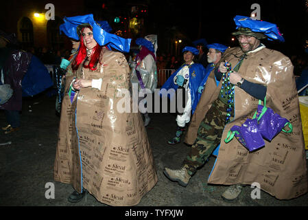 Dimostranti passeggiata in satirico Krewe de Vieux parade Febbraio 11, 2006, indossando costumi fatti di borse da 'Mtenuta pronta da mangiare.' Le razioni militari erano tariffa comune nei mesi dopo argini crollato dopo il passaggio dell uragano Katrina, inondazioni a New Orleans e la pulizia dei servizi in 80% della città. Il blu dei tappi sono realizzati da tarp materiale che FEMA utilizzati per tetti di patch dopo la tempesta. Il irreverant e spesso raunchy Krewe de Vieux parade, segnando il suo ventesimo anno, si snoda attraverso il centro della città per il kick off del carnevale di quest'anno. Martedì grasso è il 28 febbraio. (UPI foto/A. Foto Stock