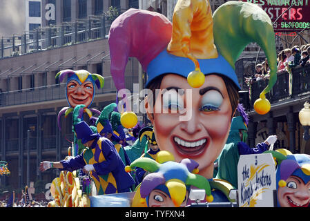 Del Re Jester, una firma galleggiante nella Rex parade, si muove verso il basso a Canal Street a New Orleans il Mardi Gras, 28 febbraio 2006. Sei mesi dopo l uragano Katrina devastata regione, un po' più piccola ma entusiasta folla si è rivelata per l annuale Martedì Grasso parate. (UPI foto/A.J. Sisco) Foto Stock