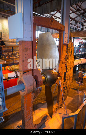 Il timone, sollevamento del telaio e propulsore di vite di SS Gran Bretagna all'interno del Dockyard Museum a Brunel della nave a vapore in Bristol. Regno Unito. Il sollevamento del propulsore è stato un 1857 modifica per efficienza in acqua quando la vela sotto il potere di vento. Il sollevamento del telaio è stato rimosso per prendere la nave torna al suo stato originale. (109) Foto Stock