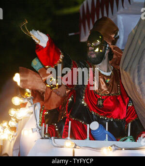 Un cavaliere mascherato di lanci talloni alla folla da un galleggiante in Pygmalion sfilata di carnevale a New Orleans il 9 febbraio 2007. Trenta sfilate roll a New Orleans nelle prossime due settimane, compresi quattro fanno la loro prima apparizione in quanto guasti argine dopo l'uragano Katrina ha devastato la città nel mese di agosto 2005. Mardi Gras è il 20 febbraio. (UPI foto/A.J. Sisco) Foto Stock