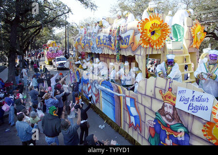 Mardi Gras revelers gridare per talloni durante la King Arthur Mardi Gras Parade di New Orleans, 11 febbraio 2007. Trenta sfilate roll a New Orleans nelle prossime due settimane, compresi quattro fanno la loro prima apparizione in quanto guasti argine dopo l'uragano Katrina ha devastato la città nel mese di agosto 2005. Mardi Gras è il 20 febbraio. (UPI foto/A.J. Sisco) Foto Stock