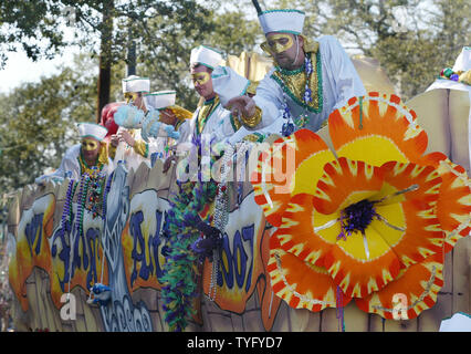 Cavalieri mascherati toss ninnoli per la folla da un galleggiante durante la King Arthur Mardi Gras Parade di New Orleans, 11 febbraio 2007. Trenta sfilate roll a New Orleans nelle prossime due settimane, compresi quattro fanno la loro prima apparizione in quanto guasti argine dopo l'uragano Katrina ha devastato la città nel mese di agosto 2005. Mardi Gras è il 20 febbraio. (UPI foto/A.J. Sisco) Foto Stock