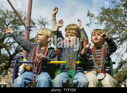 Mardi Gras revelers gridare per talloni durante il Carrollton Mardi Gras Parade di New Orleans, 11 febbraio 2007. Trenta sfilate roll a New Orleans nelle prossime due settimane, compresi quattro fanno la loro prima apparizione in quanto guasti argine dopo l'uragano Katrina ha devastato la città nel mese di agosto 2005. Mardi Gras è il 20 febbraio. (UPI foto/A.J. Sisco) Foto Stock