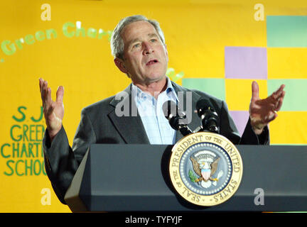 Stati Uniti Il Presidente Bush parla durante una visita a Samuel J. Carta Verde School di New Orleans il 1 marzo 2007. È stato il presidente della prima visita in sei mesi per la città sta ancora lottando per recuperare dall'uragano Katrina. (UPI foto/A.J. Sisco) Foto Stock