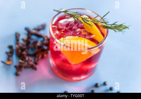 Bella hibiscus kombucha cocktail con il gin e la vodka, decorata con ramo di rosmarino. Foto Stock