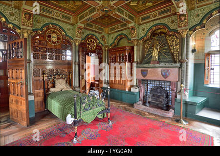 Signore Bute camera da letto del Castello di Cardiff, letto e bagno, camino, il bronzo di Giovanni Battista, ammenda parete dipinta e dipinti e decorazioni del soffitto, Foto Stock