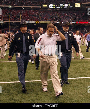 Uno sconsolato Nick Saban, head coach della University of Alabama football team lascia il Superdome dopo che il suo team è stato sconfitto dalla University of Utah 31-17 nell'Allstate Sugar Bowl presso la Louisiana Superdome di New Orleans il 2 gennaio 2009. (UPI foto/Dave Fornell) Foto Stock