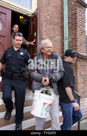 New Orleans funzionari di polizia rimuovere parishioner Harold Baquet da Nostra Signora del Buon Consiglio chiesa in uptown New Orleans Gennaio 6, 2009. Baquet e diversi altri parrocchiani sono stati rimossi dalla chiesa con almeno tre stati arrestati. L Arcidiocesi vuole chiudere un certo numero di chiese in New Orleans area, citando una perdita in una popolazione dall'uragano Katrina. (UPI foto/A.J. Sisco) Foto Stock