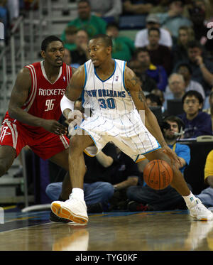 New Orleans Hornets avanti David West (30) lavora la palla oltre Houston Rockets Ron Artest (96) durante l'azione di NBA a New Orleans il 16 marzo 2009. Houston ha vinto 95-84. (UPI foto/A.J. Sisco) Foto Stock