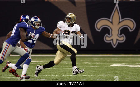 New Orleans Saints running back Pierre Thomas scompone lontano per New York Giants difensori Terrell Thomas, centro e C.C. Brown, a sinistra per un guadagno nella seconda metà dei Santi partita contro New York Giants presso la Louisiana Superdome di New Orleans il 18 ottobre 2009. UPI / A.J. Sisco Foto Stock