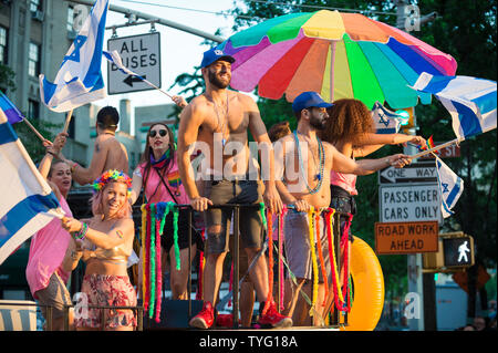 NEW YORK CITY - Giugno 25, 2017: i partecipanti wave bandiere israeliane su un galleggiante nel bilancio annuale Gay Pride Parade mentre passa attraverso il Greenwich Village. Foto Stock