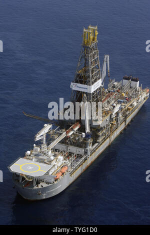 Il Discover Enterprise nave di perforazione si siede sopra il sunken BP oil rig, dove il petrolio greggio continua a sgorgare nel Golfo del Messico il 29 maggio 2010. BP Sabato ha ammesso che il suo 'top kill' funzionamento non era riuscita a tappare il buco che è stata colata di migliaia di galloni di petrolio nel golfo ogni giorno per il mese passato. UPI/A.J. Sisco.. Foto Stock